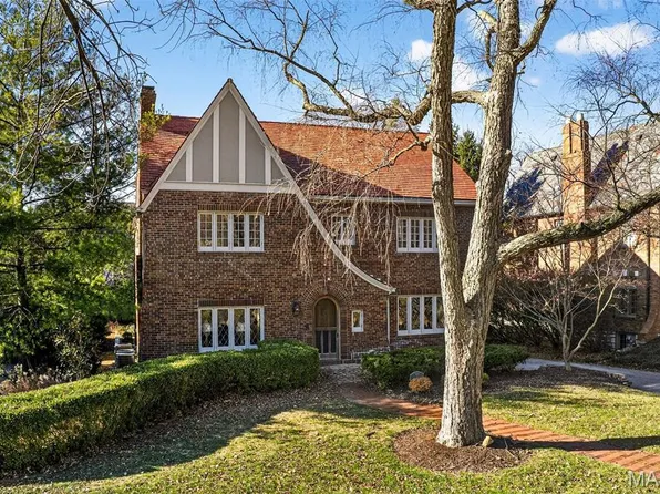 37 Ridgemoor Dr, Saint Louis, MO 63105