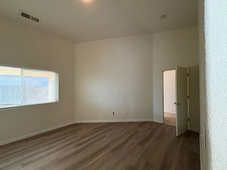 2443 N Shoemaker Ave — Photo 12