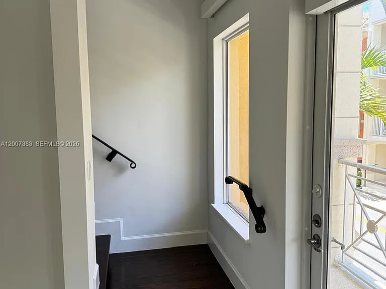 18421 NE 27th Ct — Photo 2