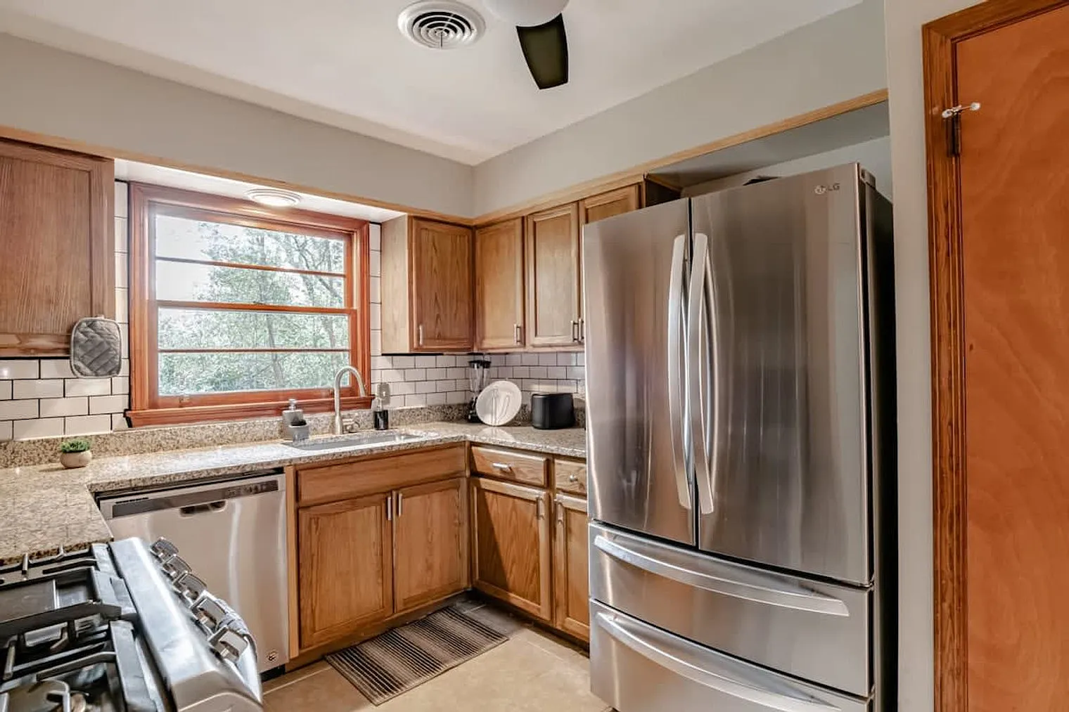 4 bed, 2.0 bath, 1496 sqft, $3,500 — Photo 2