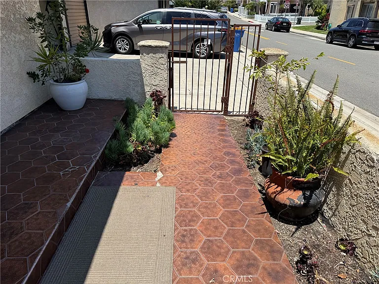 1307 Mackay Ln — Photo 5