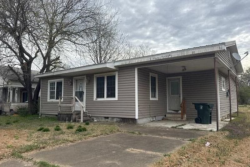 2nd image of 812 Texas St
