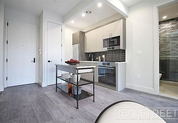 2nd image of 697 De Kalb Ave #1G