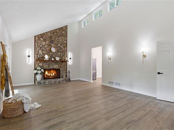 4th image of 2490 Stoney Brook Ln NE