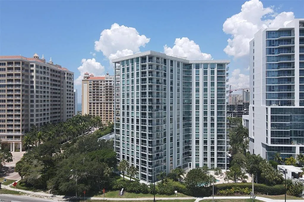 2 bed, 2.0 bath, 1577 sqft, $5,000 — Photo 1