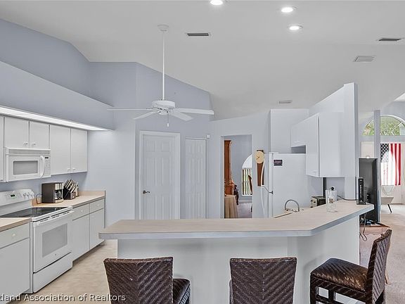 3rd image of 424 Holly Dr