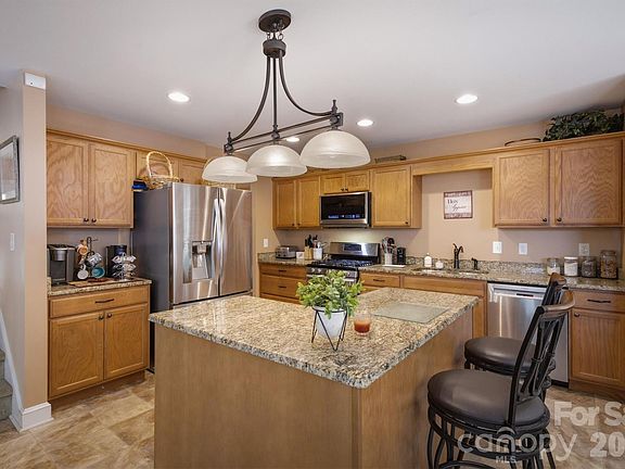 5th image of 802 White Oaks Cir