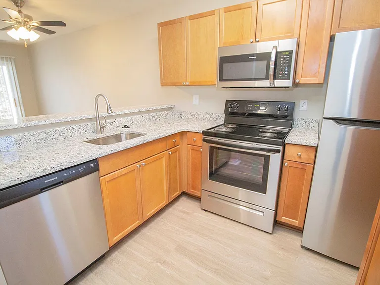 The Pointe at Canton — Photo 35