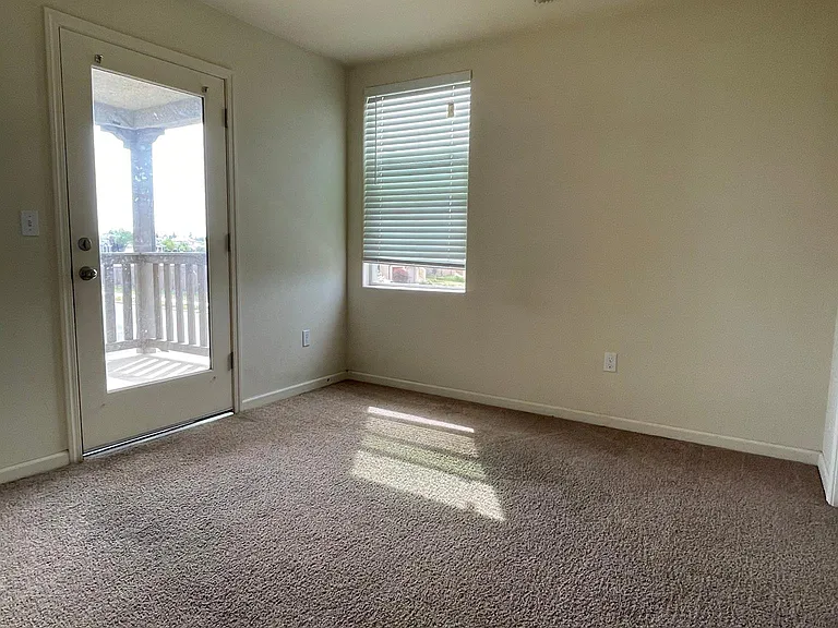 147 Barker Ln — Photo 8