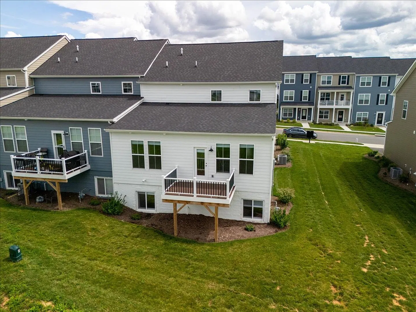 Spacious Home in Westhill Community — Photo 2