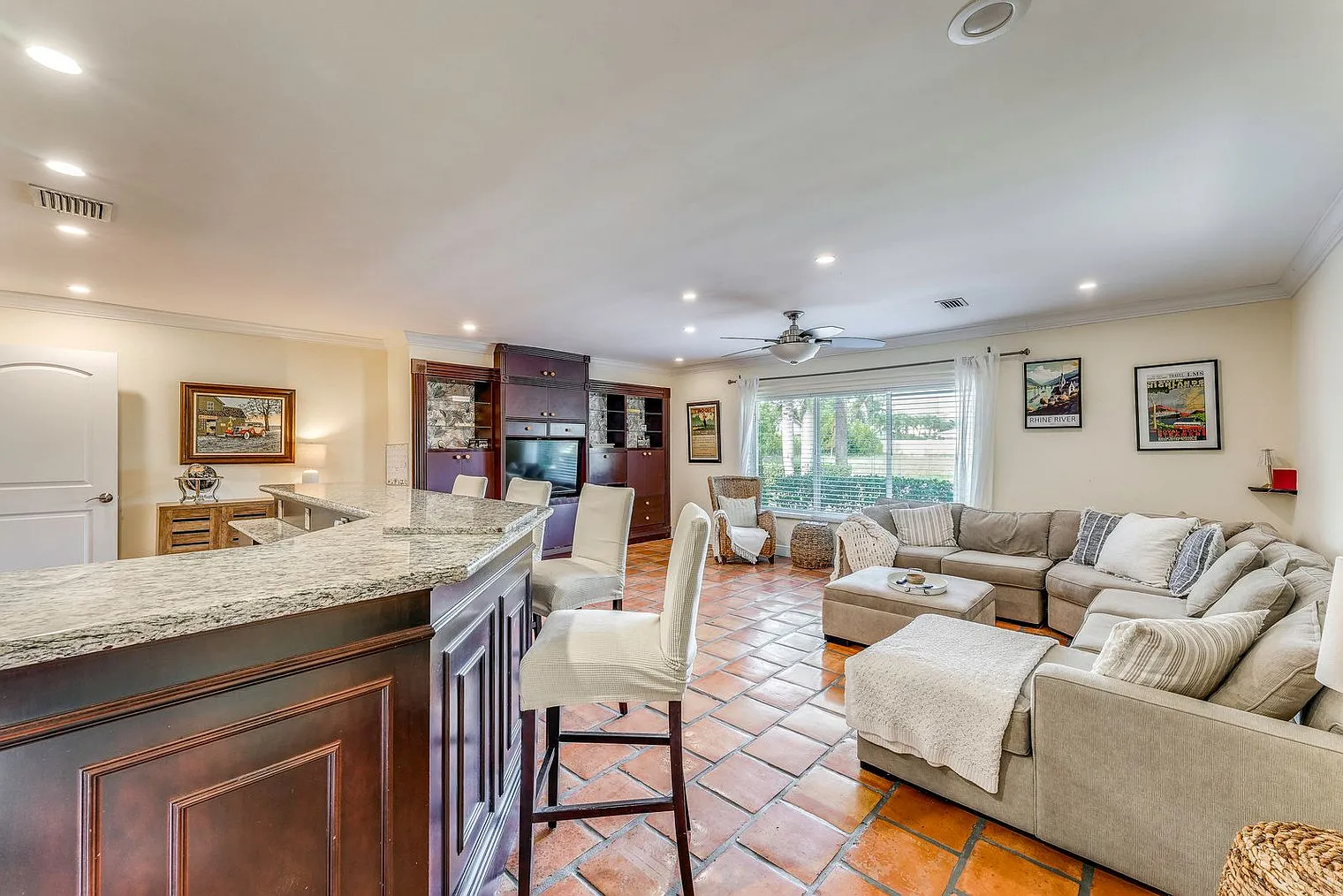 3 bed, 2.0 bath, 2572 sqft, $4,900 — Photo 4