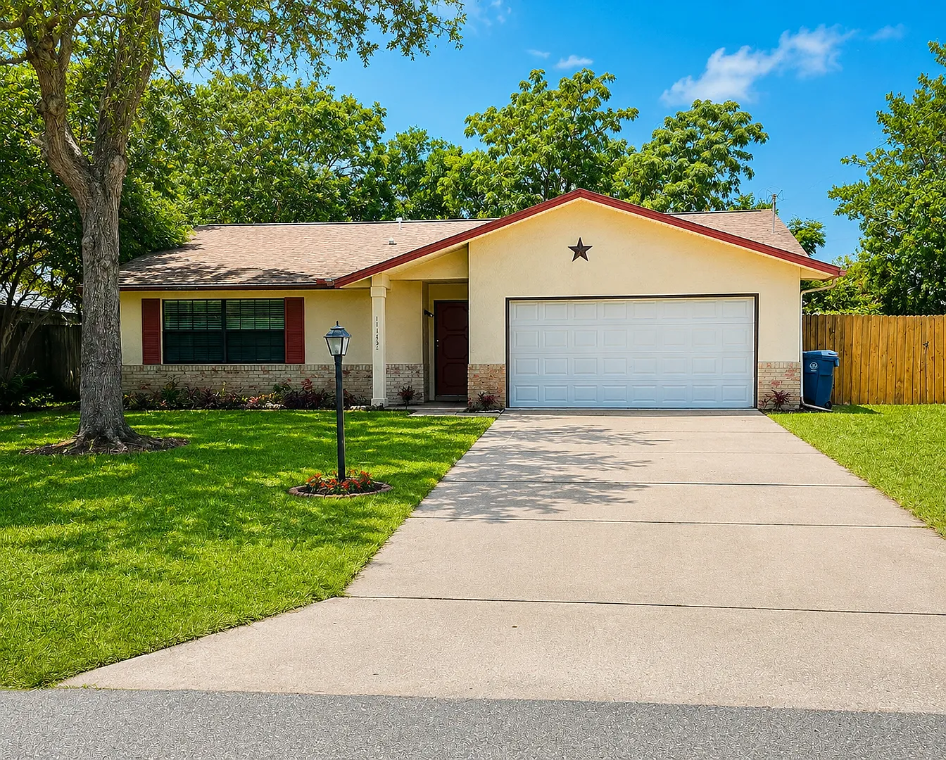 3 bedroom 2 bathroom house fully fenced in yard — Photo 1