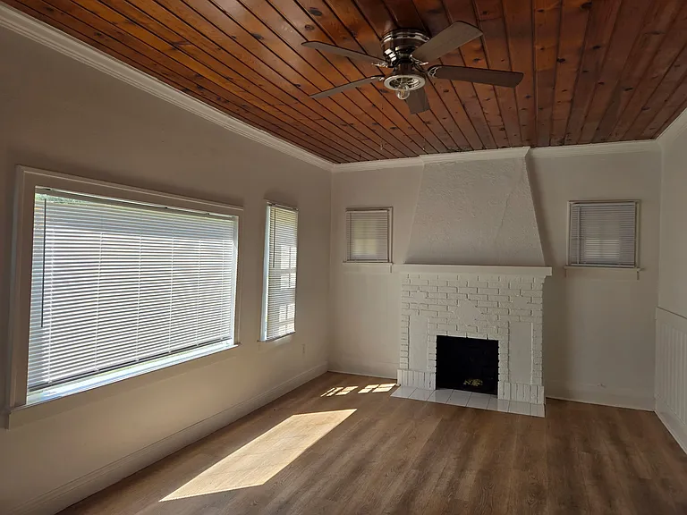 403 Avenue J SE — Photo 3