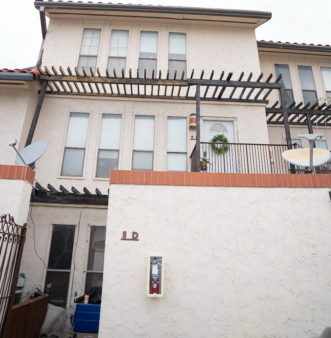 3 bed, 2.5 bath, 1452 sqft, $1,700 — Photo 3