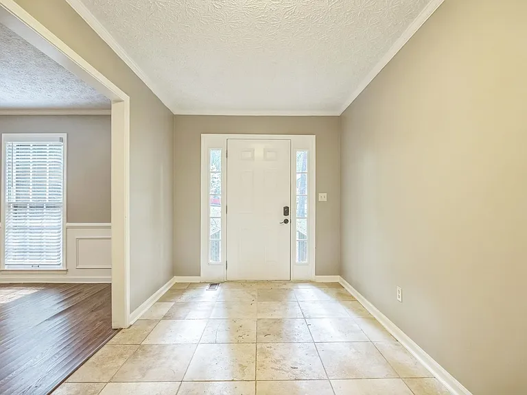 240 Brandenburgh Cir — Photo 6