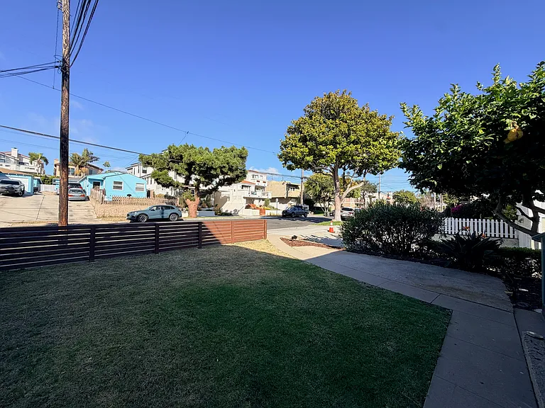 The unit come with front yard. Fixing the sprinkler head as the half of grass on the yard is dying as of 6/20/26.