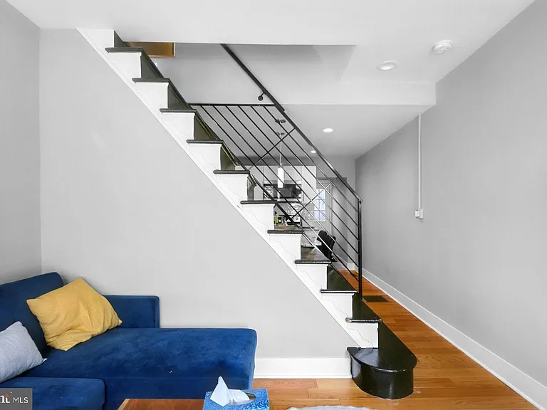 441 E Flora St — Photo 3