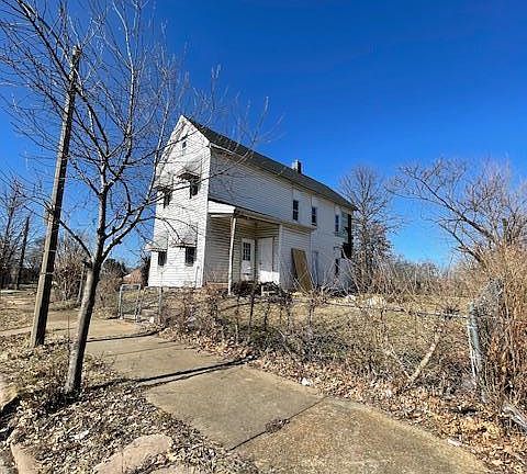 3rd image of 2131 E De Soto Ave