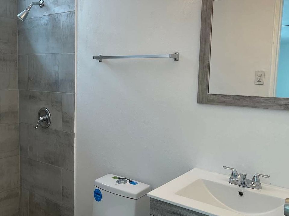 1st image of 825 W Mariposa Ave APT 3B