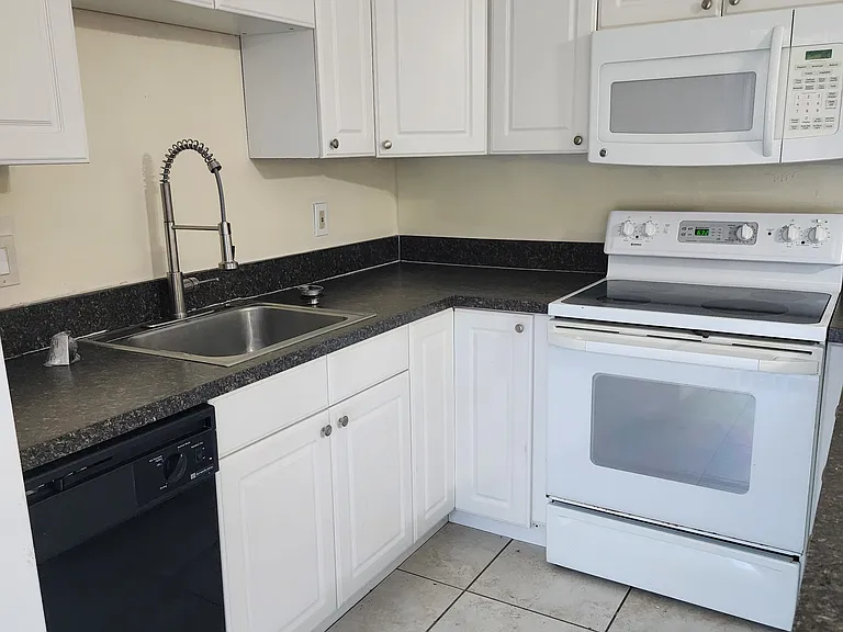 2148 White Pine Cir #A — Photo 2