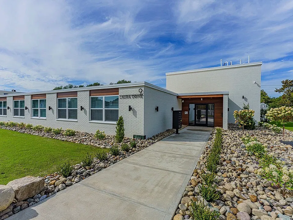 9 Laura Dr #201