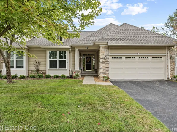 951 Stony Lake Ct, Oxford, MI 48371