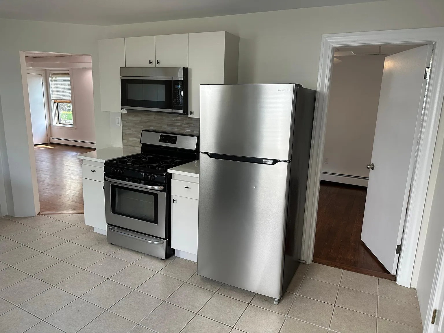 2 bed, 800 sqft, $2,700 — Photo 2