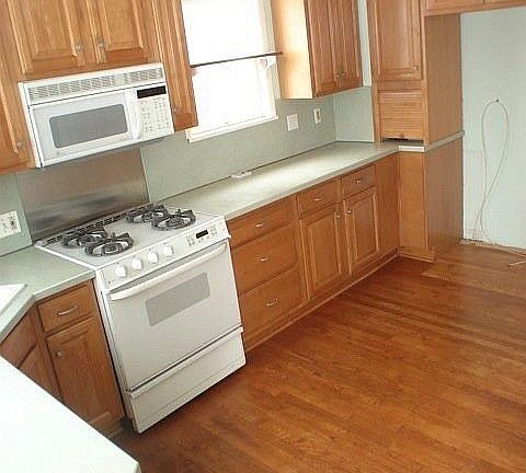 3rd image of 323 E 214th St