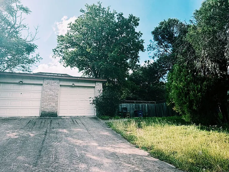 9906 Hundred Oaks Cir #B — Photo 2