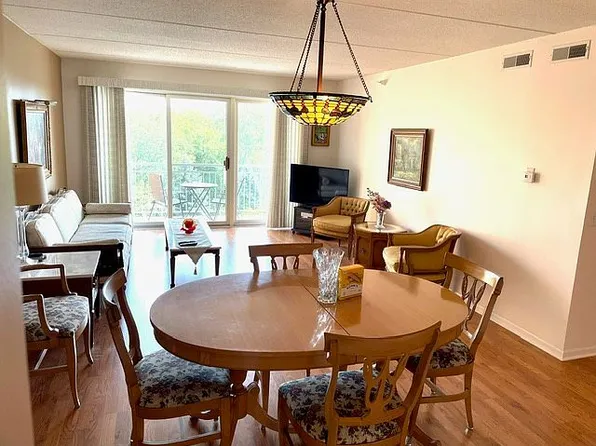6801 N Milwaukee Ave APT 502, Niles, IL 60714