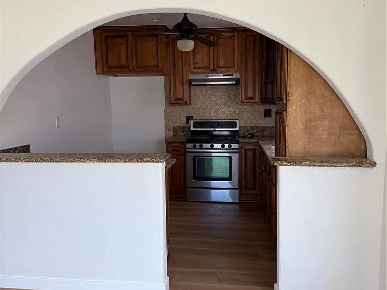 1133 S Van Ness Ave — Photo 11