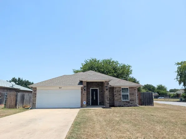 7237 Autumn Run Dr, Forest Hill, TX 76140