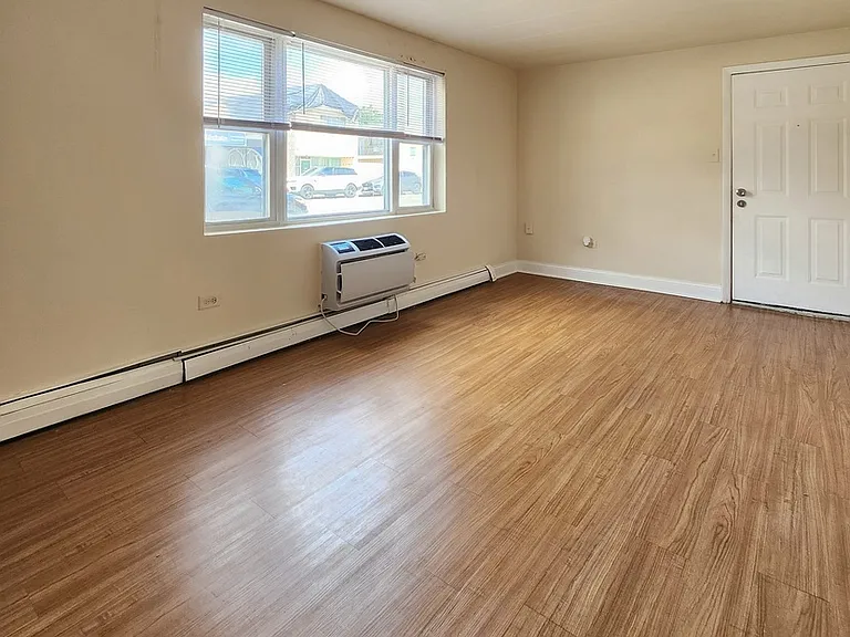 5741 W 35th St #1F — Photo 2