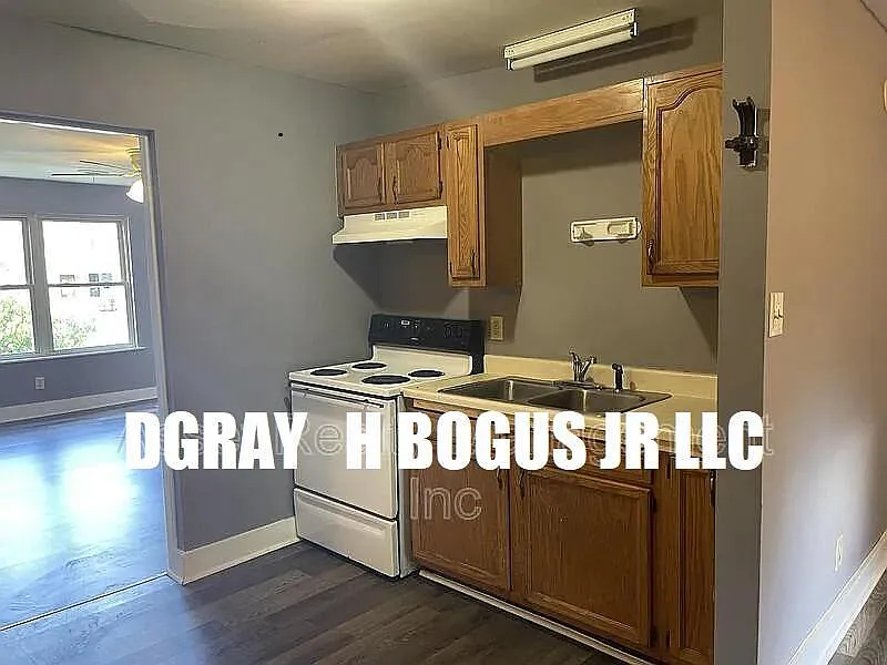3 bed, 1005 sqft, $1,500 — Photo 3