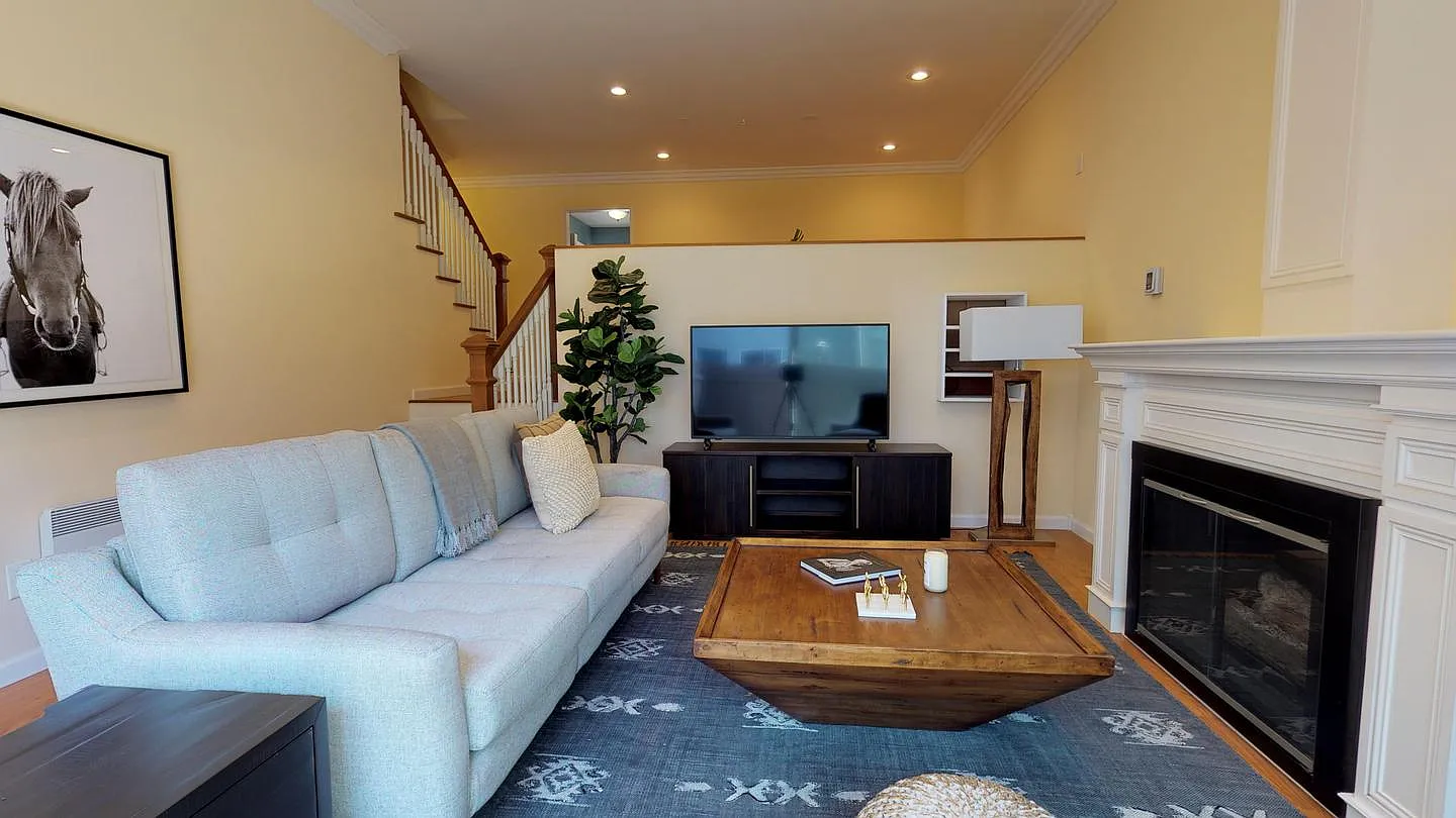 Private Bedroom in Stylish North Redondo Beach Townhome With Lovely Yard — Photo 2