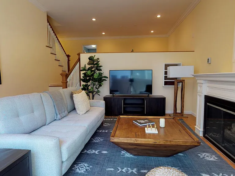 2112 Warfield Ave #5 — Photo 2