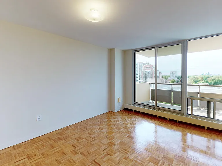 299 Roehampton Ave #828 — Photo 2