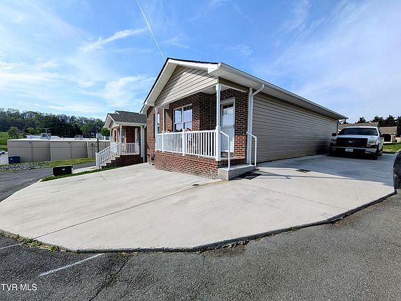 3rd image of 1028 Park Boulevard Cir