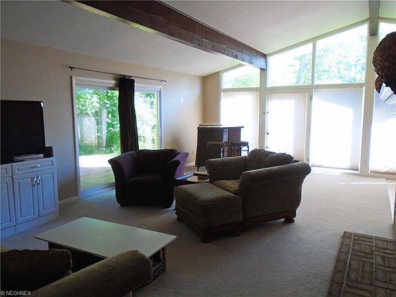 2nd image of 549 Winslow Ave