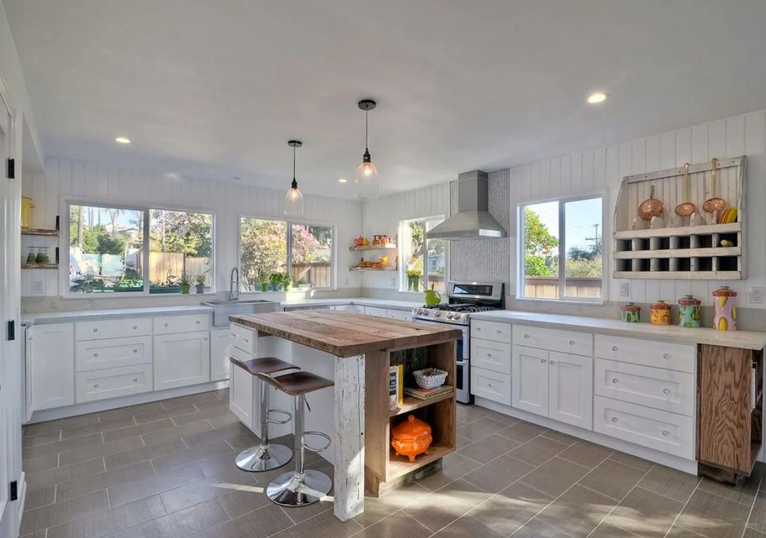 Exceptional Oceanside Retreat with Ocean Views, Resort-Style Outdoor Living & Spacious Interior — Photo 4