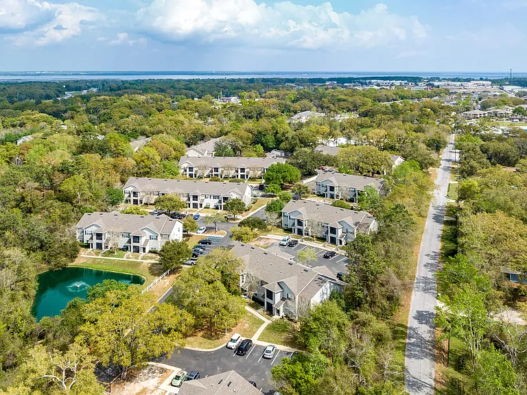 Water's Edge Apartment Homes — Photo 41