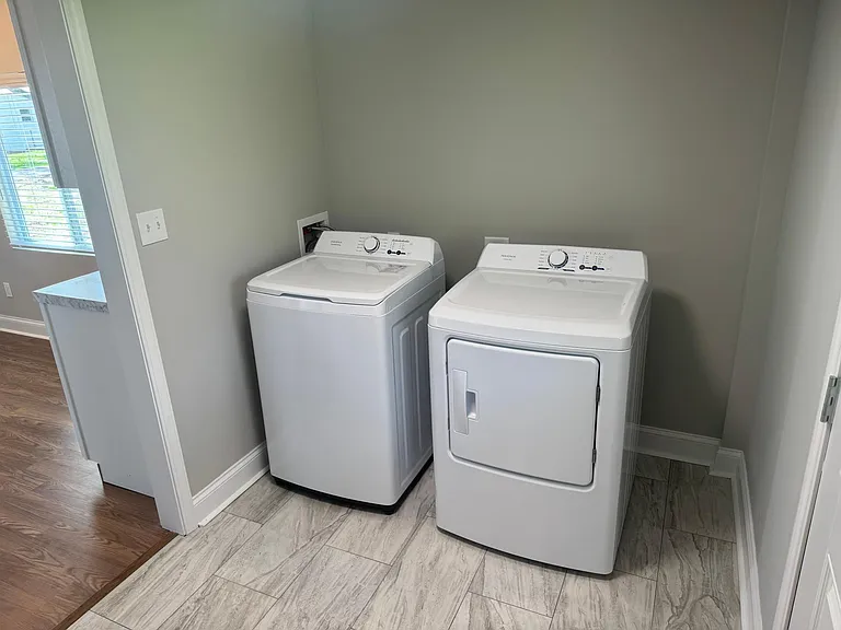 Mud room / laundry room with washer and dryer