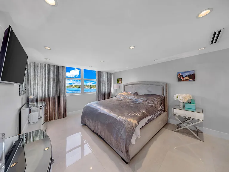5838 Collins Ave — Photo 8