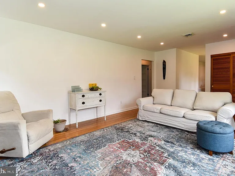 2 Cinnamon Fern Rd — Photo 16