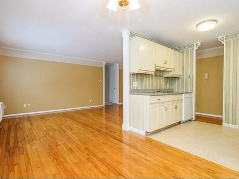 261 Regency Park Dr — Photo 9