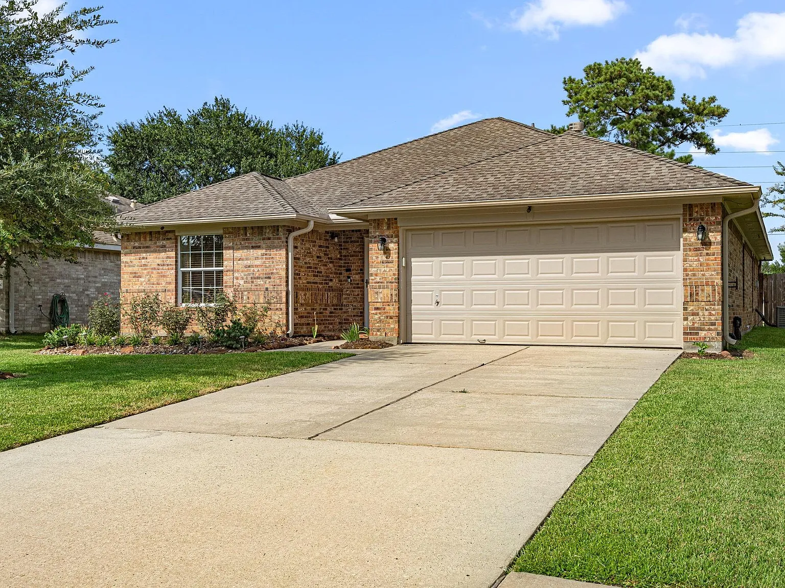 3 bed, 2.0 bath, 1649 sqft, $1,995 — Photo 2