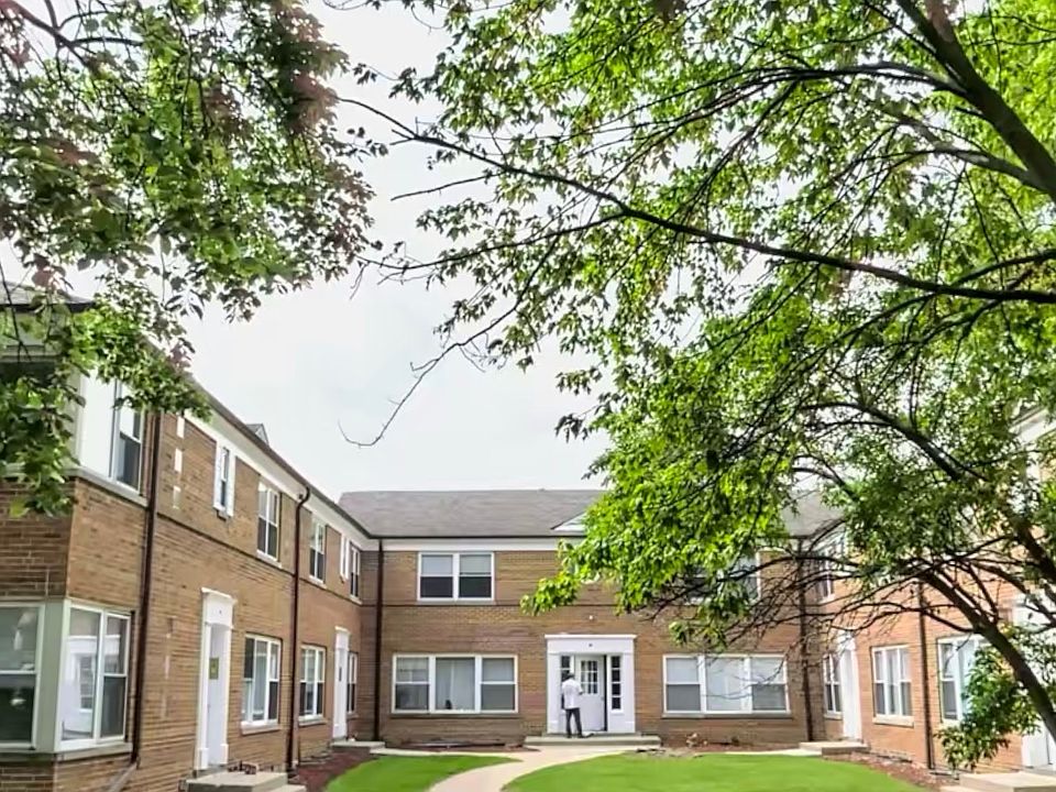 1st image of 2106 W Berwyn Ave #2E