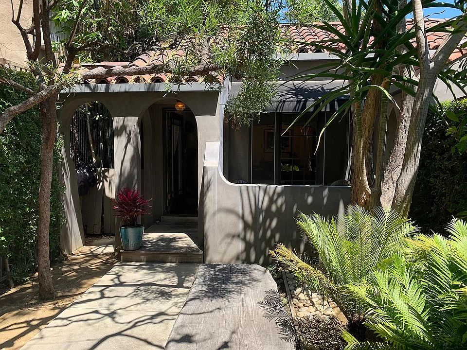 1st image of 916 N Havenhurst Dr