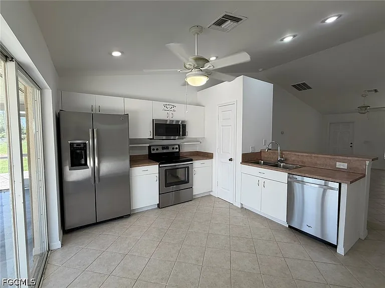 1424 NE 13th Pl — Photo 9