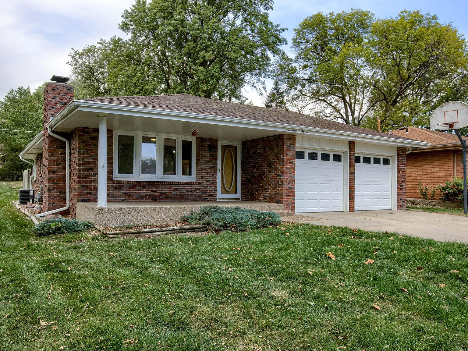 1711 Donald Cir — Photo 2